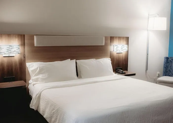 Holiday Inn Express Hotel & Suites Center By Ihg